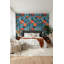 Papier peint floral avec fleurs orange et fond bleu
