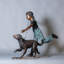 Statue bronze fille et chien qui court