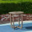 Table rustique en bois gris de 70 cm (27,5 po) avec base convexe, idéale pour la décoration de patio.
