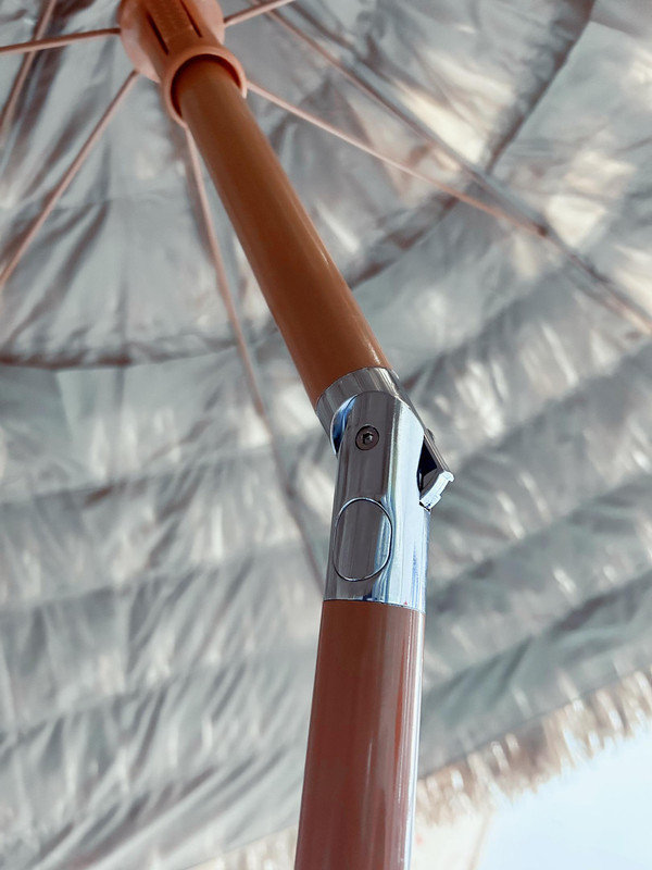 Parasol de patio de 8 pi Tiki Tiki, Palapa hawaïen brun avec bouton-poussoir inclinable et mât en acier pour la plage et la cour