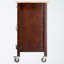Chariot utilitaire avec roulettes et tablettes ouvertes en noyer et naturel Mabel, H 35,30 po x l 39,30 po x P 18,80 po