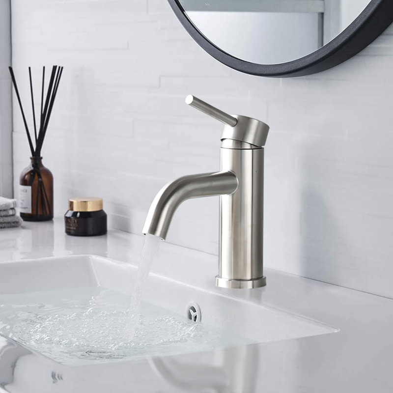 Robinet moderne en acier inoxydable sans effort pour des salles de bain accessibles et élégantes
