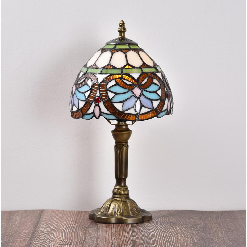 La lampe de table Felice de 14,5 po / 18 po est livrée avec 1 ampoule DEL de style victorien en verre coloré de style Tiffany, décor rétro