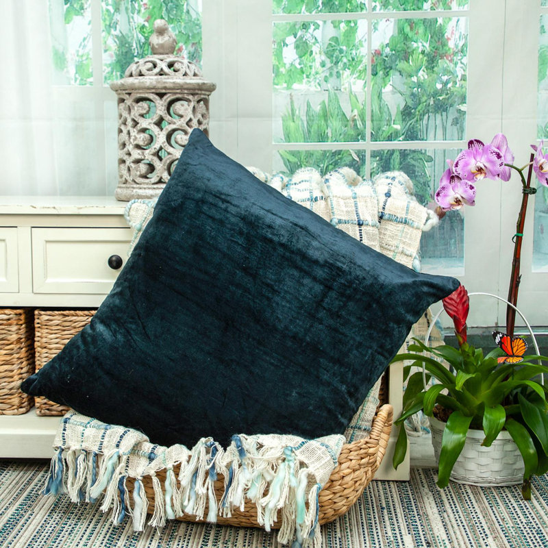 Coussin décoratif carré en mélange de coton bleu foncé 22 po Kyan, Bleu foncé, Polyester / Bourre en polyester, 22 po x 22 po