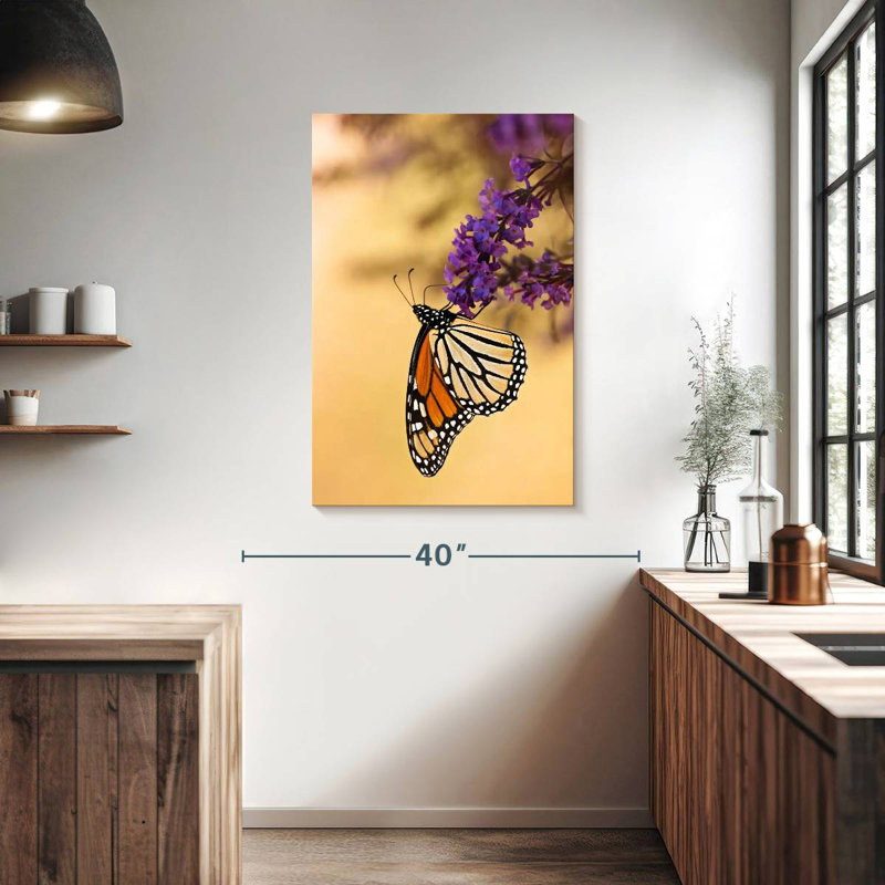 Papillon Brampt embrassant la lavande, H 39 po x l 26 po