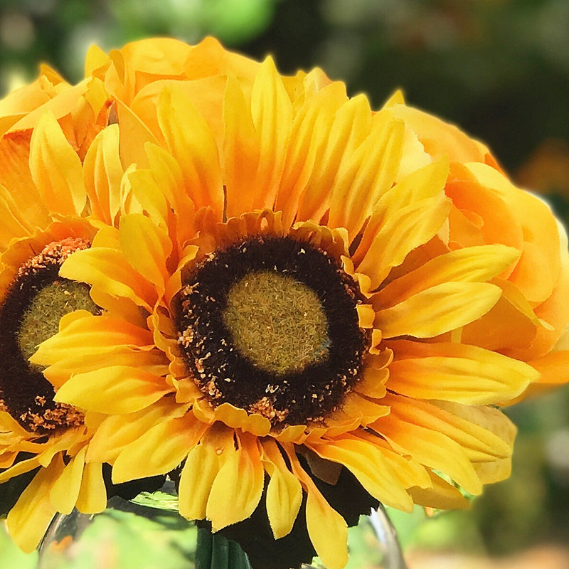 Centre de table de tournesol et fleur de rose en soie mélangée en vase