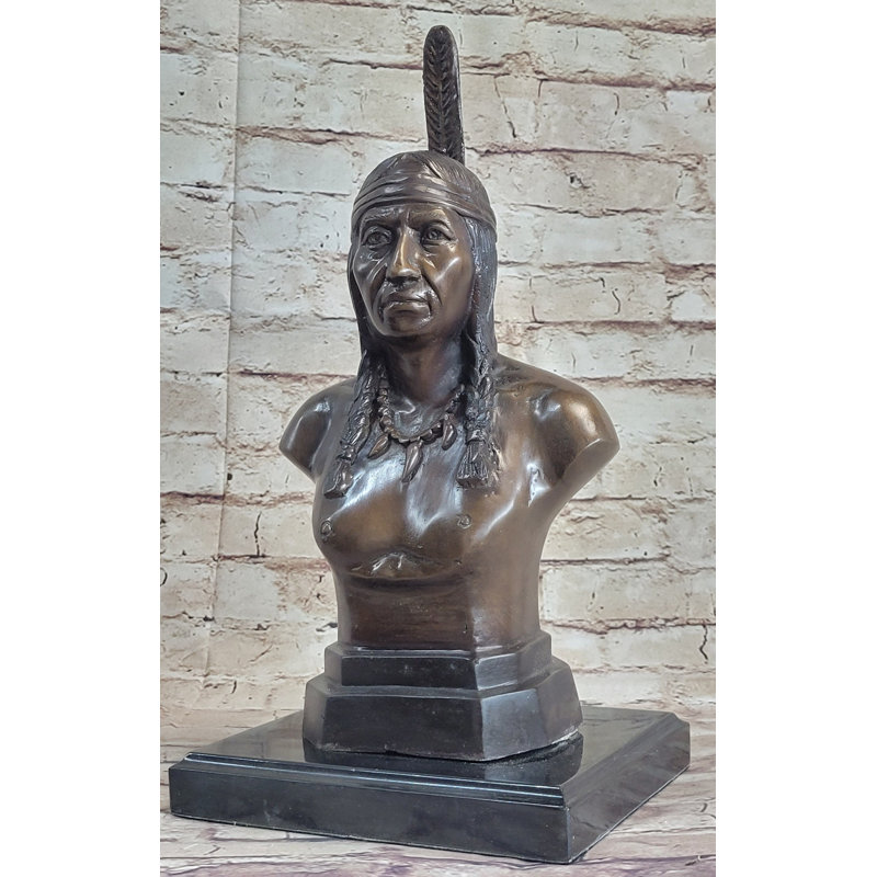 Statue amérindienne aux cheveux tressés
