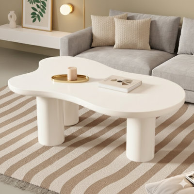 Table basse en forme de nuage de 44 po x 25,9 po facile à assembler avec plateau de 1,5 po d'épaisseur, table de bout irrégulière de couleur crème avec trois pieds robustes, table centrale élégante avec bords arrondis pour le salon, blanc