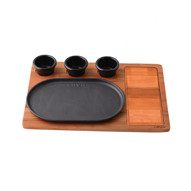 Plat de service ovale émaillé en fonte avec plateau de service en bois de hêtre de 8 po x 11 po Lava - noir mat.