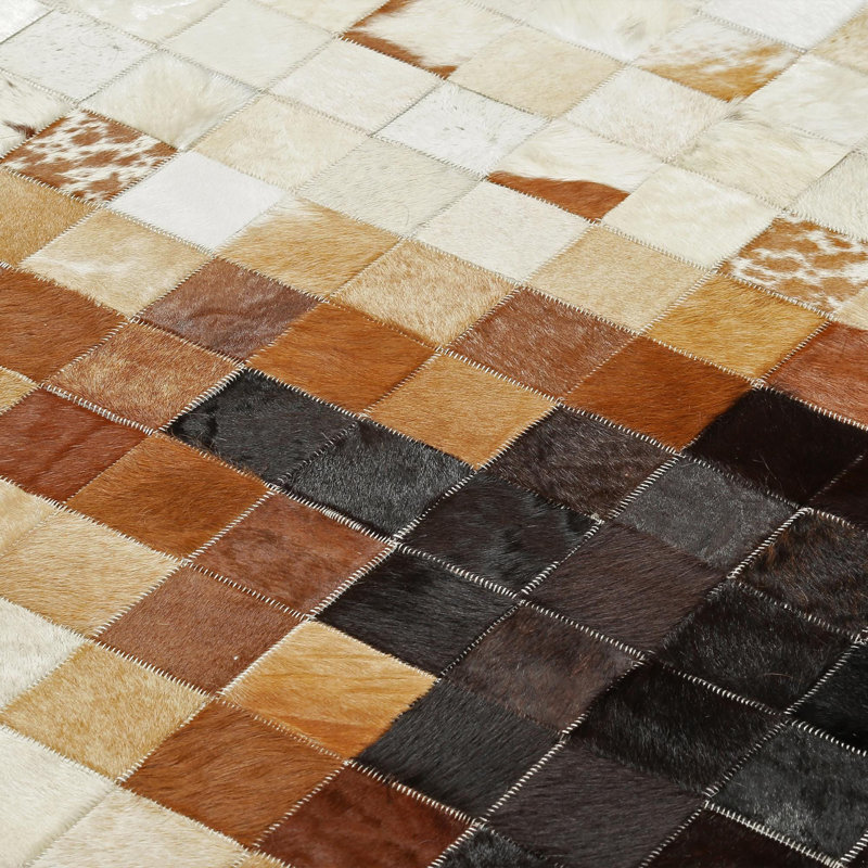 Tapis brun et crème en patchwork de peau de vache avec motif de losanges pour la vie moderne 7,83 x 10 pi