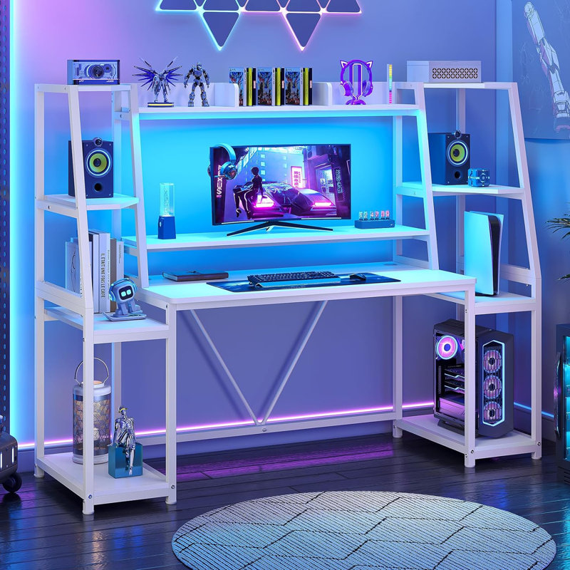 Bureau de jeu 65,7 po avec lumières à DEL, huche et tablettes de rangement, bureau d'ordinateur avec support pour écran, grand poste de travail PC pour le salon de la chambre à coucher, blanc