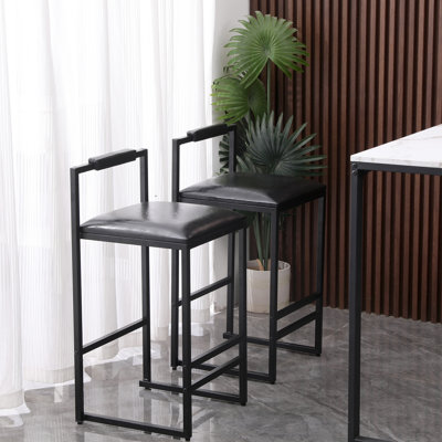 De 2 tabourets de bar noirs: comptoir, revêtement en cuir de polyuréthane, repose-pieds, structure en métal pour des espaces de vie confortables et rembourrés, salle à manger robuste et fonctionnelle