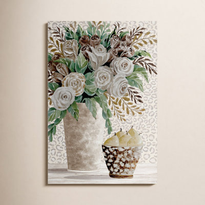 Tranquil Beauty I - ferme moderne, arrangement floral neutre, roses blanches, décor rustique