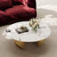 Table basse ronde avec plateau en faux marbre et base sculpturale dorée, centre de table d'inspiration designer