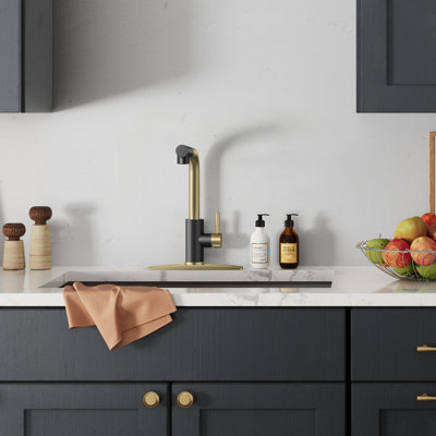 Robinet de cuisine rétractable à poignée simple avec plaque de pont, poignées et conduites d'alimentation