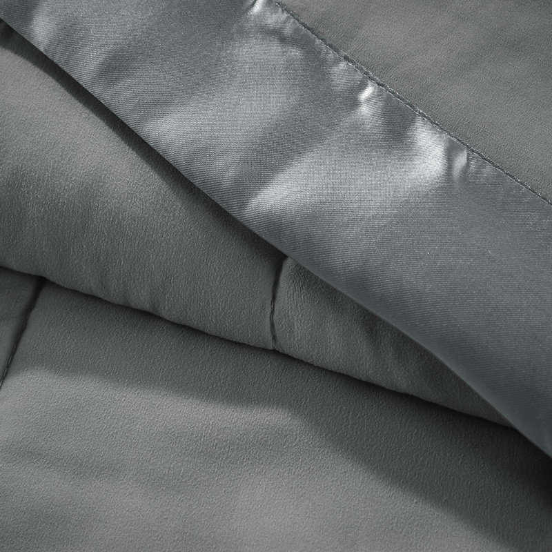 Couverture légère en duvet synthétique avec garniture en satin gris anthracite, Gris anthracite, L 108 po x l 90 po