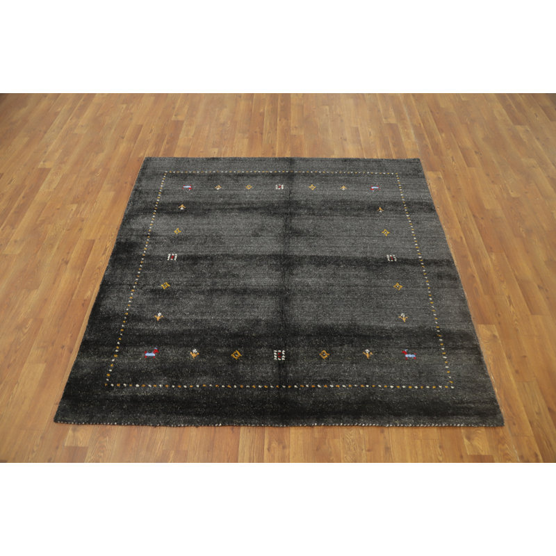 Tapis anthracite foncé de style Gabbeh 5 x 5 avec des accents de couleur délicate