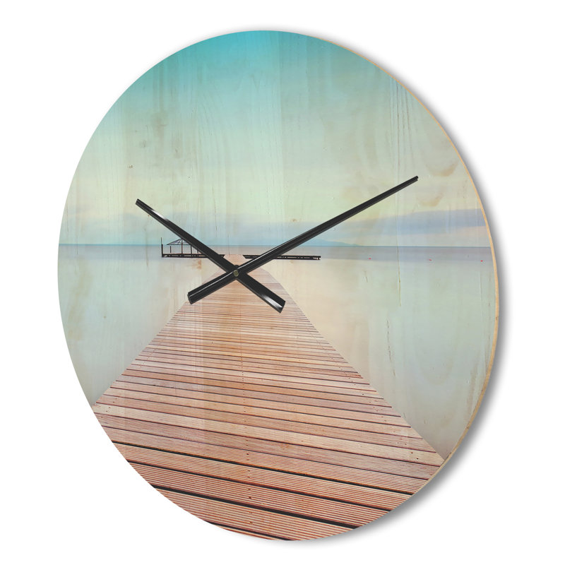 Horloge murale en bois dans une atmosphère froide, Grand