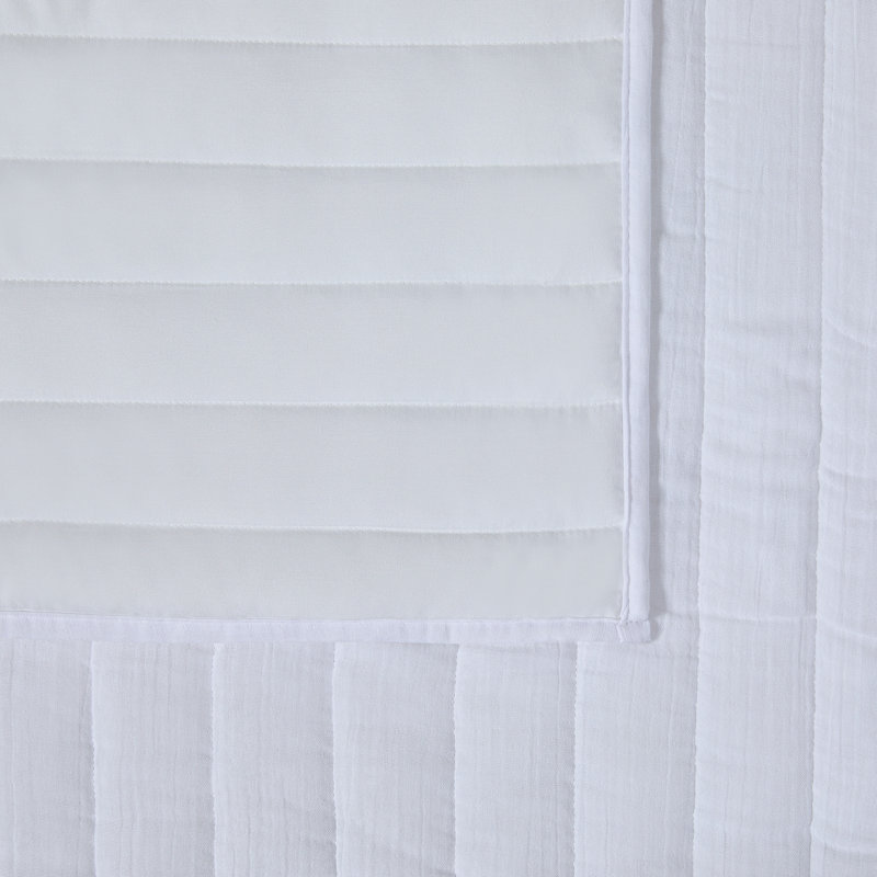 Ensemble de courtepointe en gaze de coton 3 pièces Détails par Becki Owens Di Stripe, très grand, Blanc, Très grand lit