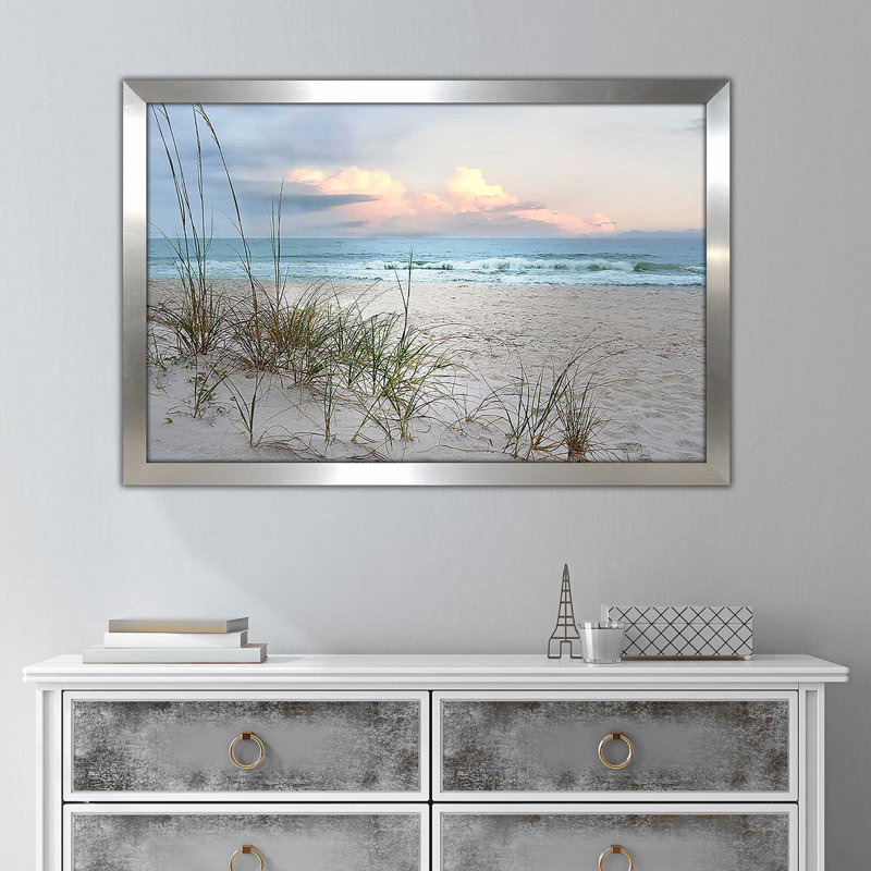 Beach Driftwood par Nan - photographie, Impression encadrée, H 21,5 po x l 27,5 po, Argent argent