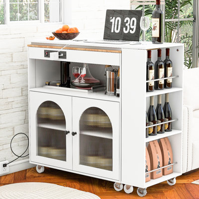 Îlot de cuisine avec prises de courant et lumières à DEL - table allongée, porte en verre cannelé, tablette de rangement, 3 tablettes ouvertes, ports blancs, blanc, style contemporain