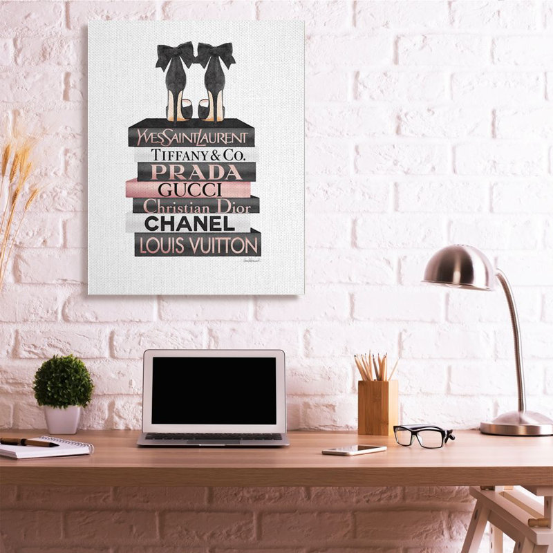 «Elegant Black Heal On Glam Designer Bookstack» par Amanda Greenwood, reproduction d'art graphique sur bois, Toile tendue