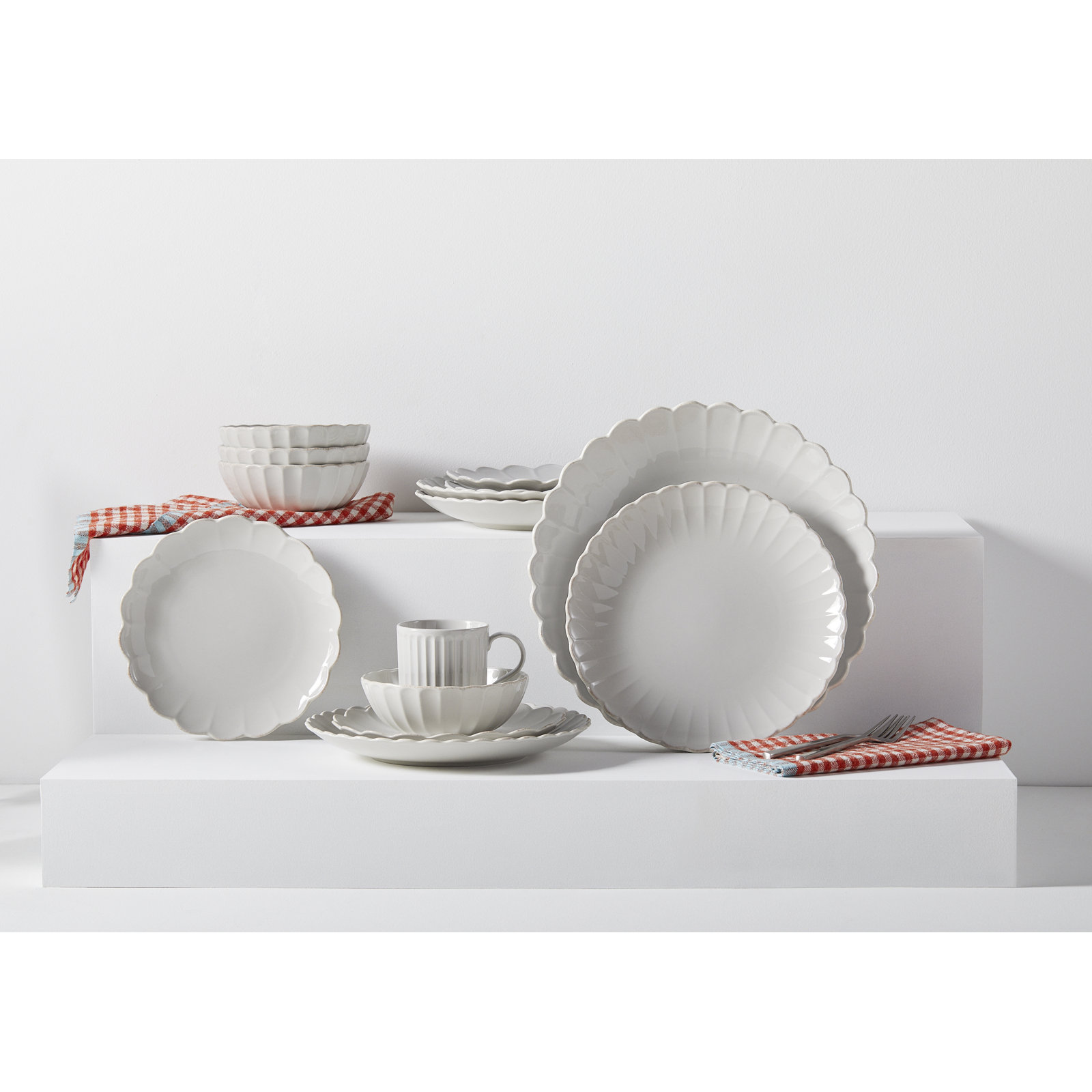 French Perle Scallop White Scallop 4-Piece Place Setting (Service for 1)