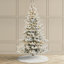 Sapin de Noël élégant enneigé avec lumières-648887275