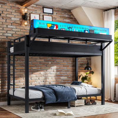 Lit superposé simple au-dessus de simple avec tablettes de rangement et panneau perforé