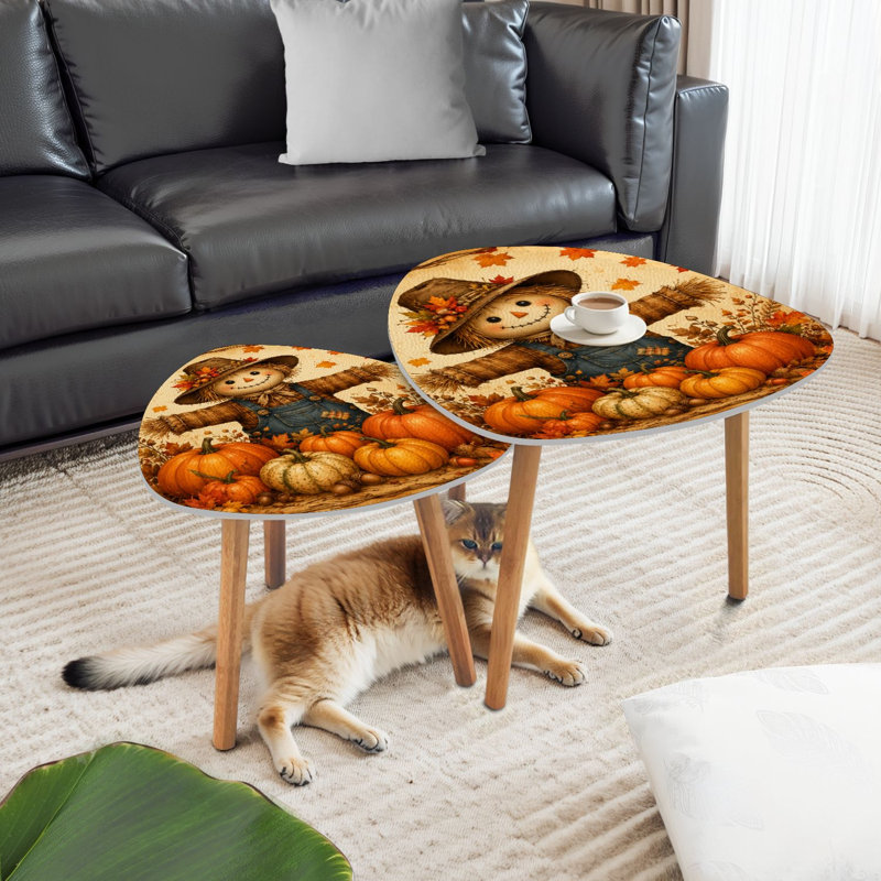 Ensemble de 2 tables basses gigognes triangulaires modernes, motif épouvantail joyeux entouré de citrouilles colorées, style milieu du siècle, petites tables d'appoint pour salon, chambre, appartement, décoration intérieure