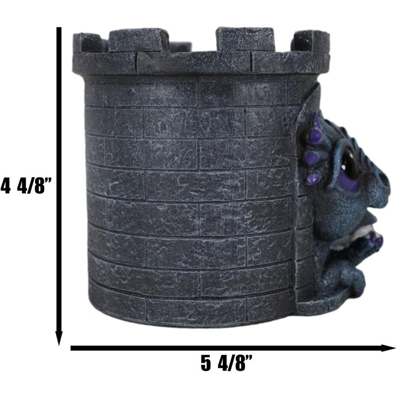 Figurine fantaisie bébé dragon tenant un crâne dans une tour de château