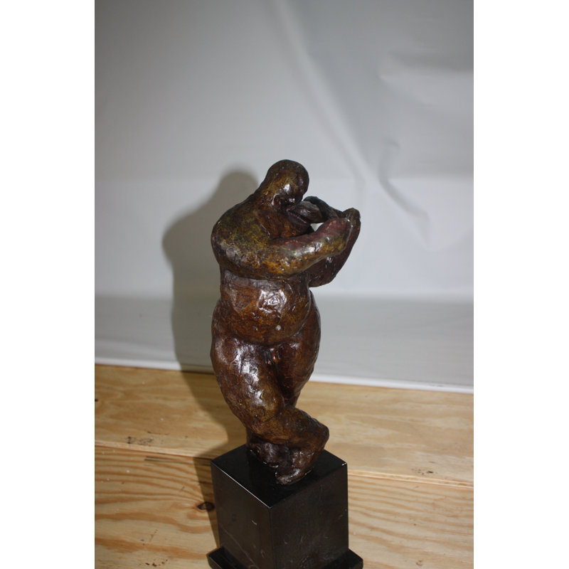 Un homme de style Aneira Botero joue du violon en bronze - Taille: L 9 po x l 6 po x H 21,5 po.