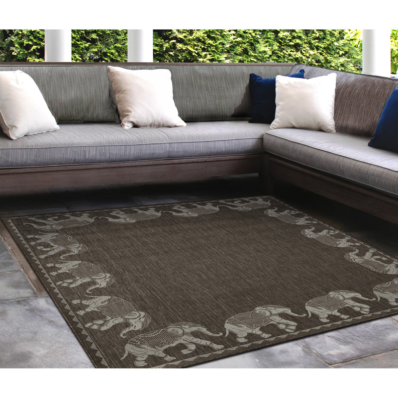 Tapis intérieur / extérieur Humberto Marching Elephants, Carré 7 pi 10 po
