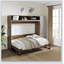 Lit escamotable double avec garde-robe, tiroirs et tablettes ouvertes