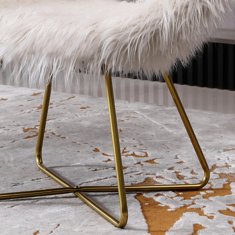 Siège d'appoint moderne en fausse fourrure blanche - rembourrage confortable, structure en métal doré, protecteur de plancher, apparence élégante, fauteuil à griffer avec coussin