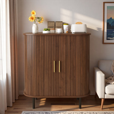 Armoire à vin cannelée avec support à vin à 8 grilles, 5 tablettes réglables à 5 niveaux, 2 porte-verres, 4 espaces de rangement cachés et portes coulissantes