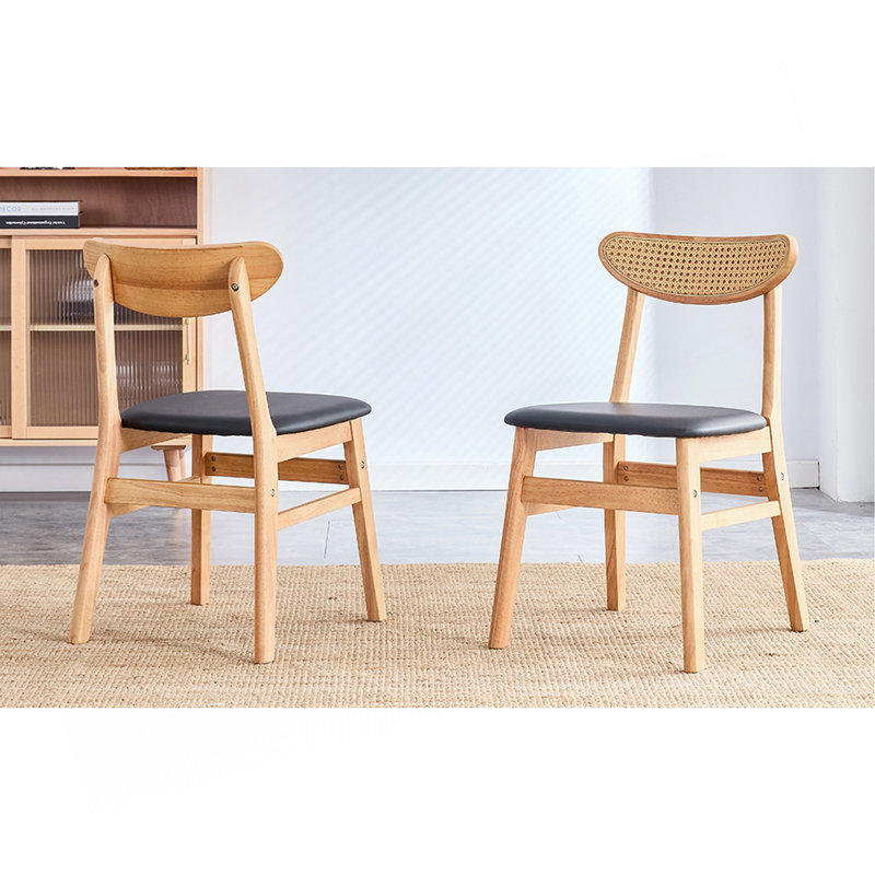 La chaise de salle à manger élégante et durable en bois massif, le petit dossier incurvé, le coussin en polyuréthane et la belle forme s'agencent parfaitement à n'importe quelle pièce et à un usage quotidien