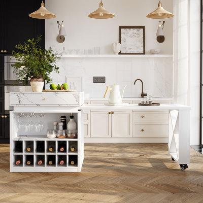 Îlot de cuisine extensible moderne avec table de bar, dessus en faux marbre, casier à vin, porte-verres à pied et tiroirs doubles, couleur naturelle