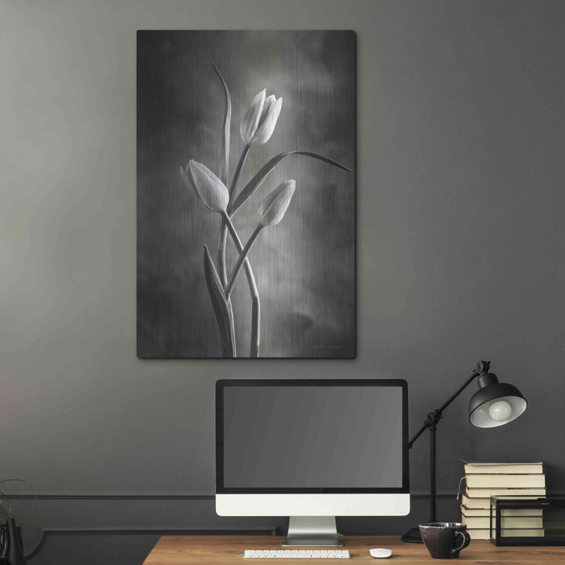 «Two Tone Tulips VII» par Debra Van Swearingen, H 36 po x l 24 po
