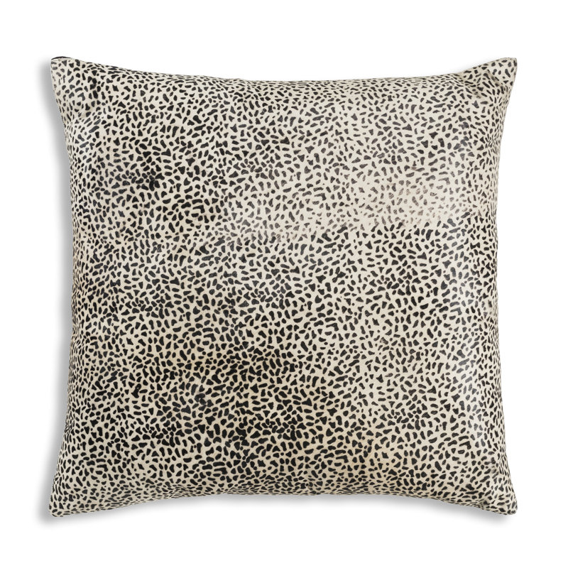 Coussin décoratif en velours noir et ivoire 22 po x 22 po Cloud9 Design Hudson