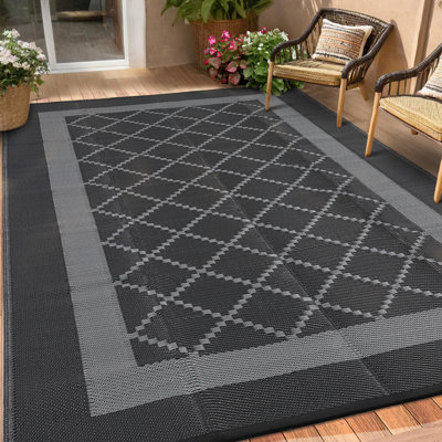 Tapis d'extérieur moderne - Tapis de paille en plastique réversible imperméable - antidérapant, résistant aux rayons UV, facile à nettoyer - noir / gris, 9 x 12 pi