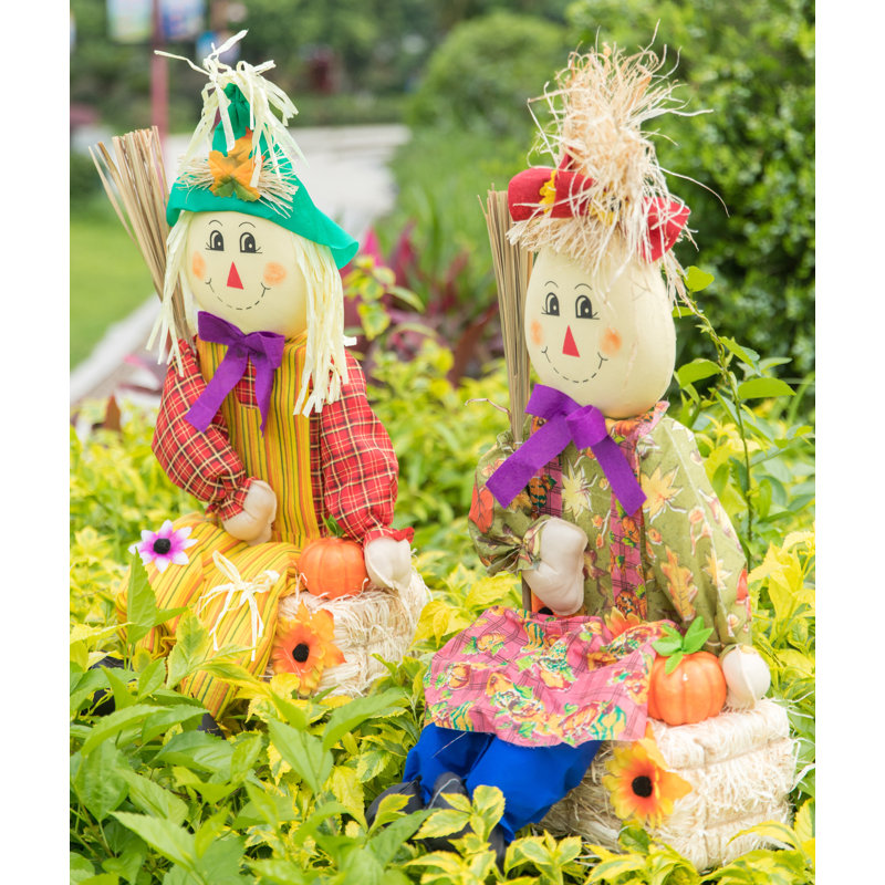 Ensemble d'extérieur de 26 pouces avec épouvantail de jardin garçon et fille, assis sur des balles de foin