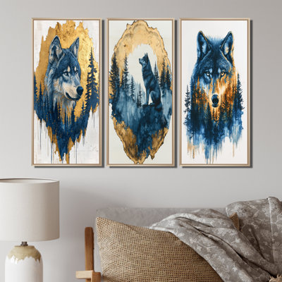 Loup doré dans un paysage de forêt bleue I - loup