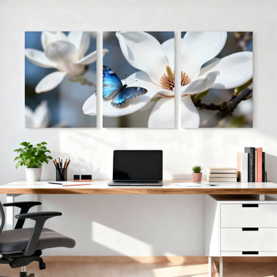 Ensemble de 3 tableaux muraux sur toile tendue représentant un papillon bleu sur une fleur de magnolia blanche