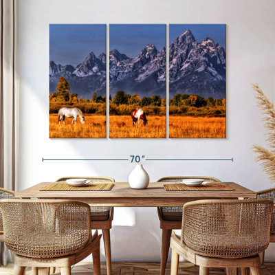 Chevaux d'Alvord broutant à Grand Teton