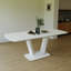 Table de salle à manger moderne extensible en bois aggloméré avec pieds en forme de U, durable et élégante