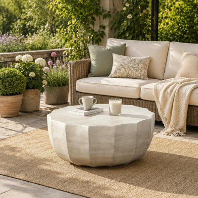 Table basse moderne et intérieure imperméable et d'extérieur, conception en ciment MgO durable pour une utilisation polyvalente dans les terrasses, les jardins, les cours et les salons