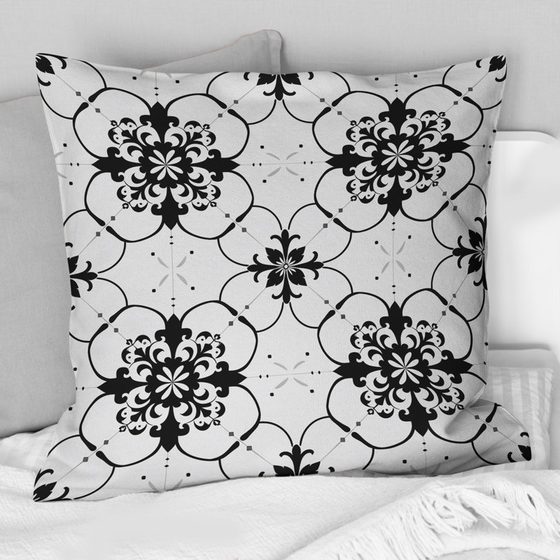 Coussin décoratif noir à motif quadrilobe noir et blanc, H 16 po x l 16 po
