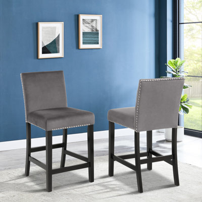 2 tabourets de comptoir en velours gris, assise rembourrée avec garniture cloutée, pieds en bois foncé, l 18,5 po x P 22,78 po, H 40 po, sièges confortables de 26 po, élégants