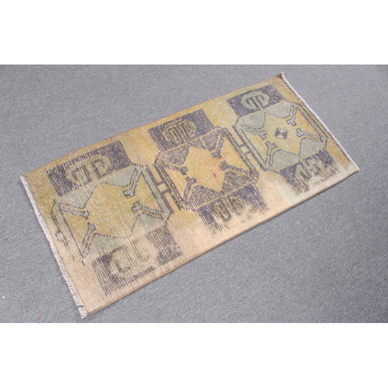 Tapis rétro en laine noué à la main de couleur jaune pour l'entrée d'Anatolia, idéal comme petit tapis ou tapis d'entrée